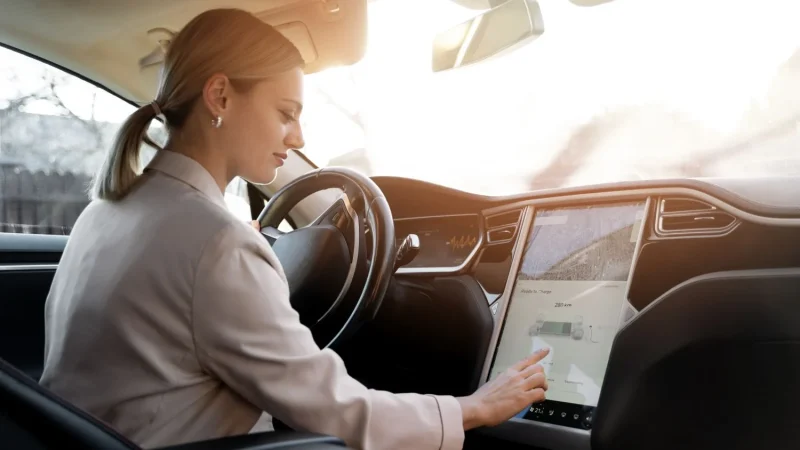 person taking care electric car Merca2.es