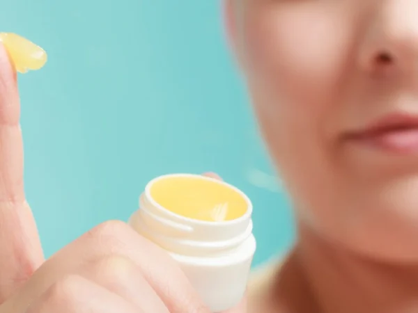 Recupera la juventud de tu rostro con el remedio que las cosméticas intentaron silenciar 2 Merca2.es Cómo aplicar para recuperar la juventud del rostro