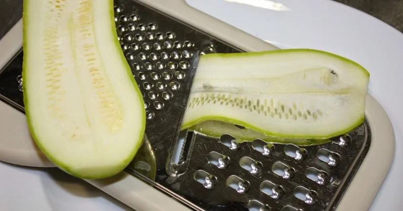 Preparando el calabacín para el plato saludable 