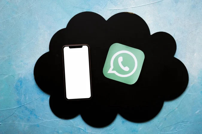 Convierte WhatsApp en tu plataforma de pagos preferida y olvídate de Bizum 4 Merca2.es smartphone media icon black cloud painted blue wall Merca2.es