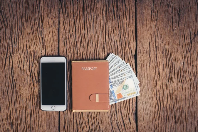 Ya puedes utilizar la cámara de tu smartphone para saber si un billete es falso o no 31 Merca2.es top view passport with money wood background tourism concept Merca2.es