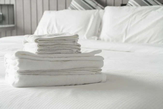 white towel bed decoration bedroom interior Merca2.es