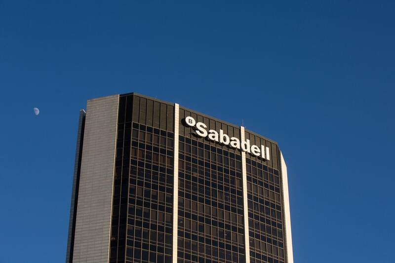 Sabadell presenta sus alegaciones a la OPA de BBVA ante la CNMC