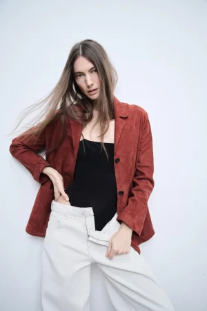 La blazer de ante de Zara que mejora cualquier look será tu nueva obsesión 19 Merca2.es BLAZER PIEL ANTE 100% ZW COLLECTION LIMITED EDITION