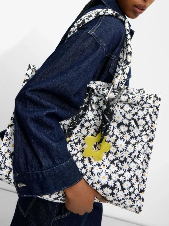 La tendencia floral se apodera de las novedades de Parfois: estampados románticos que vas a querer en tu armario 37 Merca2.es Bolso Shopper de Nylon Estampado Margaritas