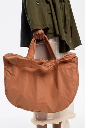 El bolso de Bimba y Lola que arrasará esta primavera ya está disponible 22 Merca2.es Bolso shopper grande nylon naranja