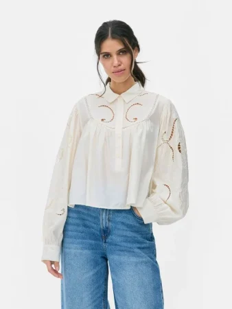 Blusa con detalles recortados de Paula Echevarría