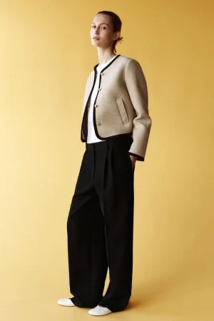 ¿Una chaqueta para todo? Zara tiene la prenda que querrás usar en cualquier ocasión 6 Merca2.es CHAQUETA CORTA VIVOS