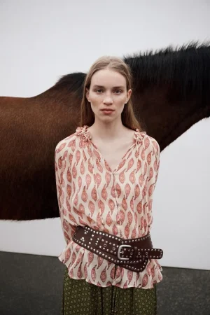 El cinturón de Zara que se convertirá en tu accesorio imprescindible 30 Merca2.es CINTURÓN FAJÍN PIEL TACHAS