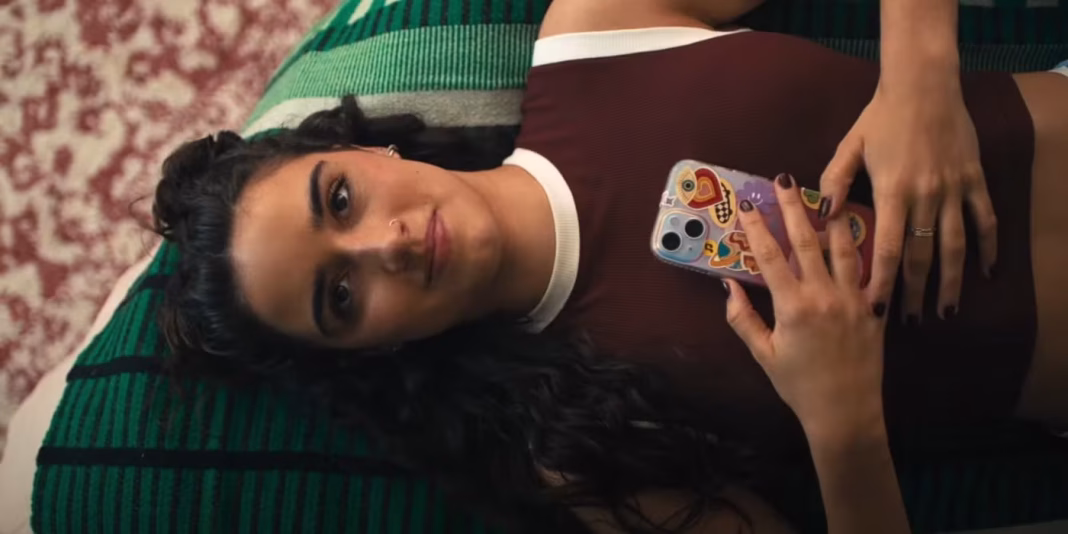 Noah: la joven estudiante que comenzará una relación de amor con su problemático hermanastro