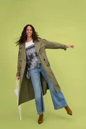 Camiseta con nudo decorativo