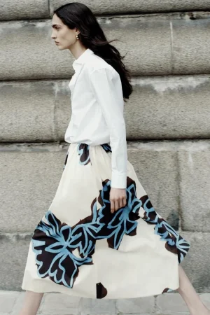 Zara redefine la moda de las blusas románticas