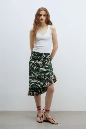 La falda midi de Sfera que será tu aliada para cualquier evento formal 9 Merca2.es Falda print volante