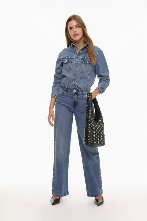 Jeans denim slim tachas y Sobrecamisa denim tachas