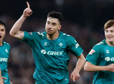 Marc Roca, al celebrar uno de sus goles anoche contra la Real Sociedad