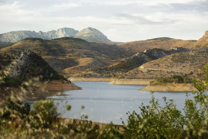 La cordillera Cantábrica es el telón de fondo de Riaño, una ciudad que tiene “fiordos leoneses”