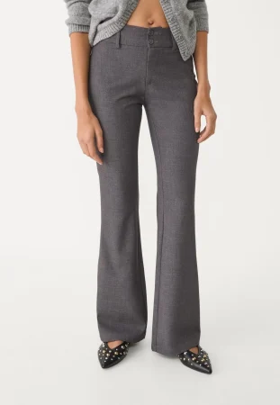 El pantalón de vestir de Stradivarius que se convertirá en el must-have de tu armario 17 Merca2.es Pantalón flare vestir