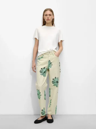 La tendencia floral se apodera de las novedades de Parfois: estampados románticos que vas a querer en tu armario 38 Merca2.es Pantalón Vaquero con Estampado Floral