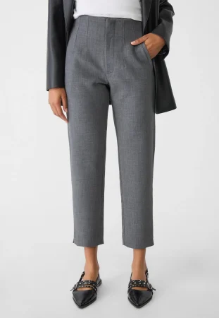 El pantalón de vestir de Stradivarius que se convertirá en el must-have de tu armario 15 Merca2.es Pantalón vestir pinzas