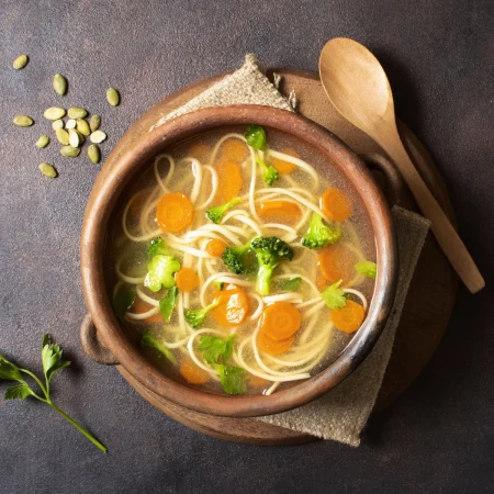 Receta fácil y sana de sopa jardinera de pollo 95 Merca2.es Acompáñala a la sopa jardinera de pollo con alimentos que van a enriquecer la experiencia