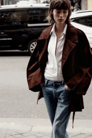 La blazer de ante de Zara que mejora cualquier look será tu nueva obsesión 20 Merca2.es RENCH CORTO OVERSIZE PIEL ANTE