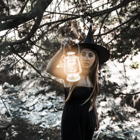 La relación entre el anillo y los juicios por nigromancia, brujería y magia negra