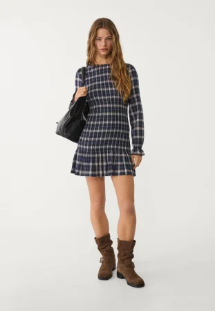 Este vestido de Stradivarius es todo lo que necesitas para tu próxima cita 35 Merca2.es Vestido corto volantes cuadros