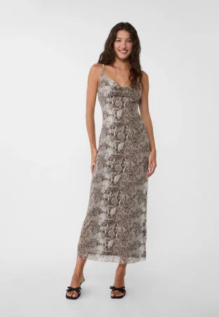 Este vestido de Stradivarius es todo lo que necesitas para tu próxima cita 37 Merca2.es Vestido midi tirantes estampado