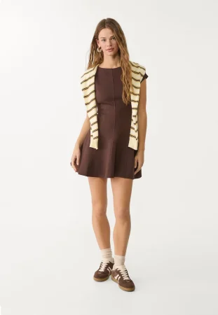 Este vestido de Stradivarius es todo lo que necesitas para tu próxima cita 36 Merca2.es Vestido punto roma manga corta