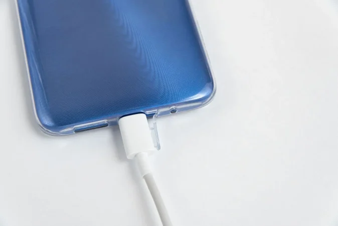 blue cell phone connected usb cable type c charging 1 Merca2.es