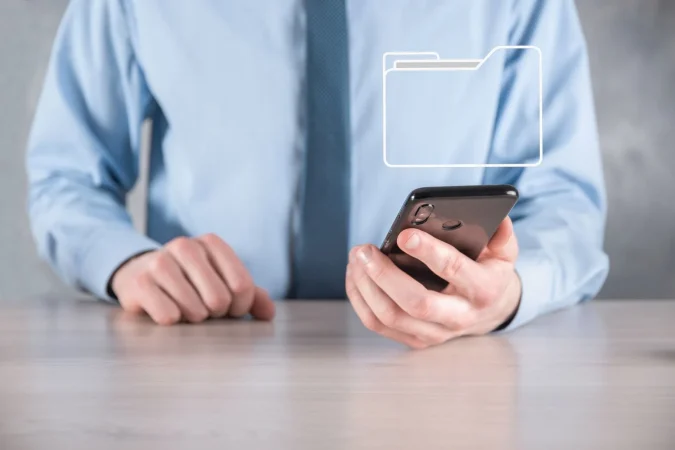 Pasa de una manera sencilla y sin cables tus datos de un iPhone a Windows 36 Merca2.es businessman hold folder icon document management system dms setup by it consultant with modern computer are searching managing information corporate files business processing Merca2.es