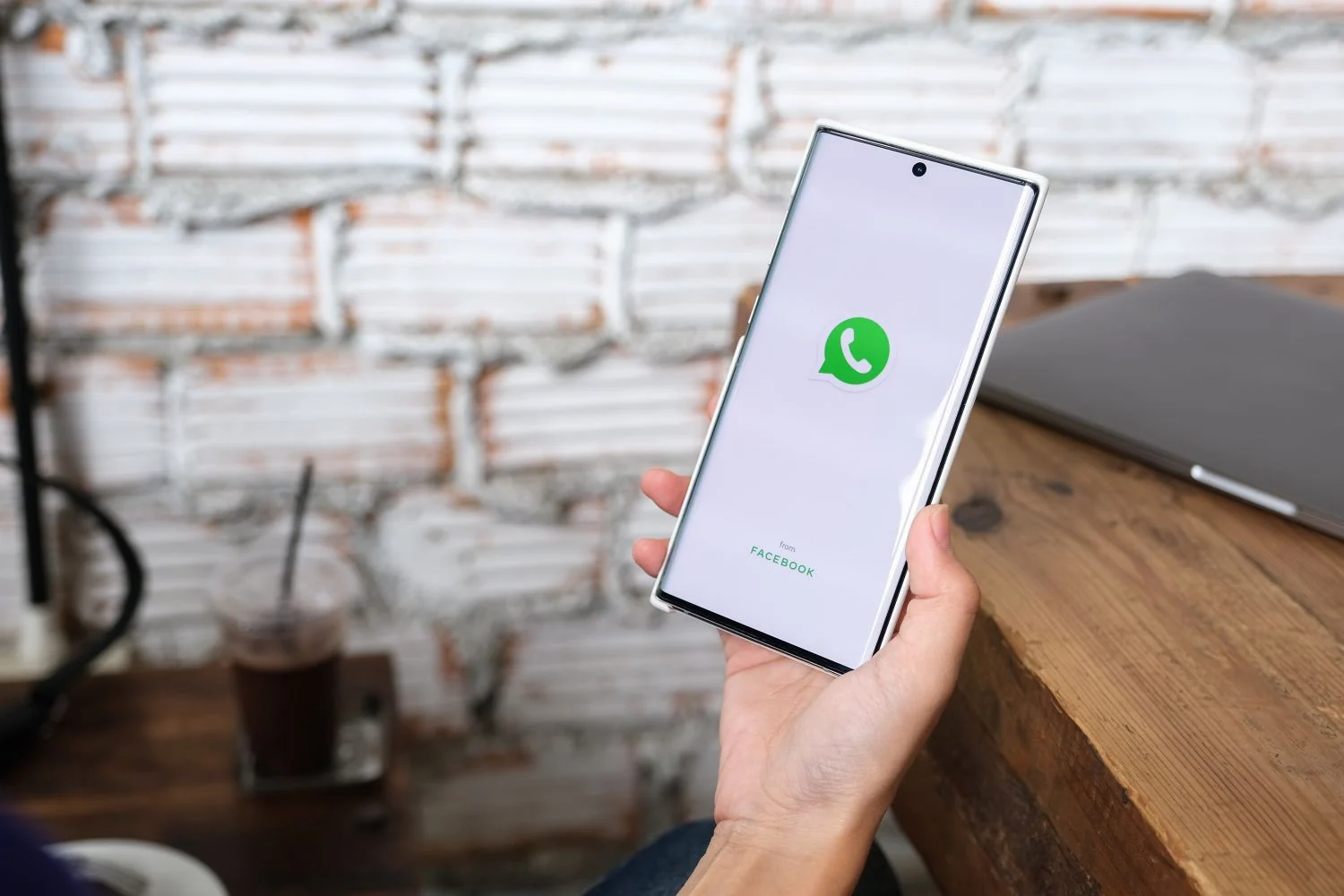Si estás en un grupo de alertas de tráfico de Whatsapp vete despidiendo, la DGT se pone muy dura y va a ir a por ti