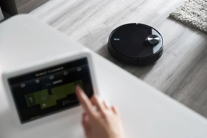 La nueva Roomba o Conga que además de limpiar tu casa, la ordena 81 Merca2.es close up finger activating robot cleaner Merca2.es