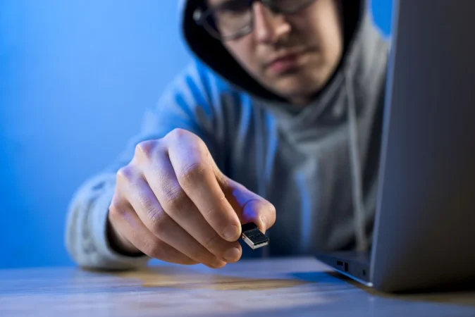 close up hacker Merca2.es