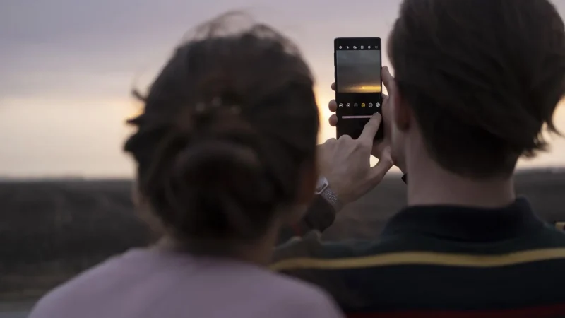 close up people with smartphone Merca2.es