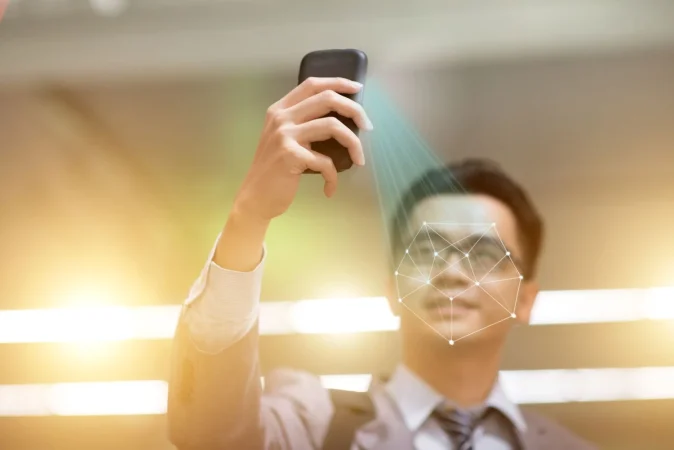 close up portrait man using mobile phone Merca2.es