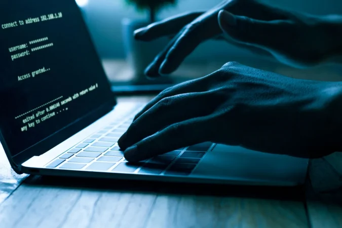 computer programmers type code laptop Merca2.es