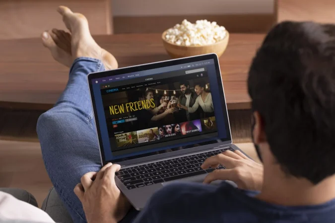 man watching streaming service his laptop Merca2.es