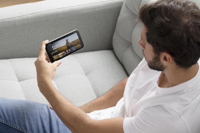 man watching streaming service his phone Merca2.es