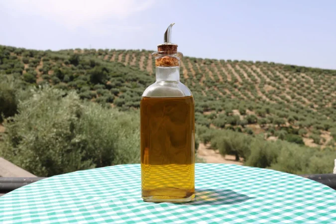 olive oil with olives background Merca2.es