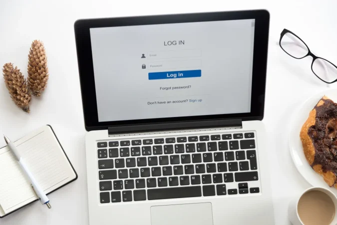 open laptop with log it glasses office supplies Merca2.es