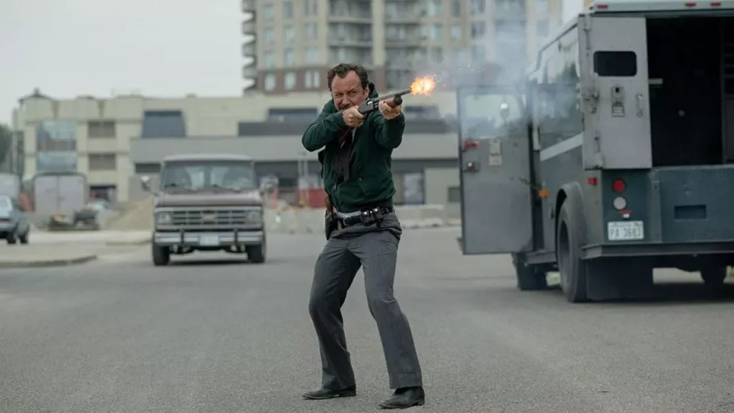 Jude Law: el veterano agente del FBI que busca destruir por dentro al grupo neonazi