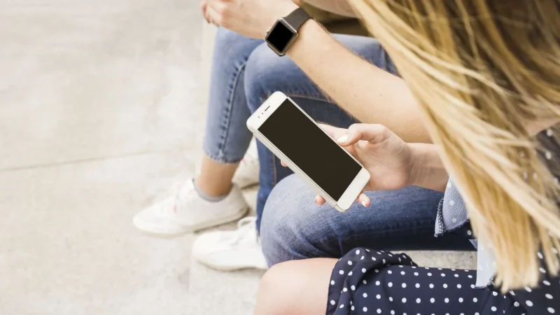 overhead view woman looking mobile screen Merca2.es