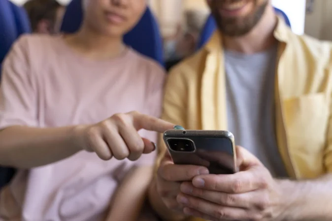 Mucho cuidado con la 'estafa del banco' a través de WhatsApp, te pueden vaciar la cuenta en segundos 39 Merca2.es people traveling without covid worries Merca2.es