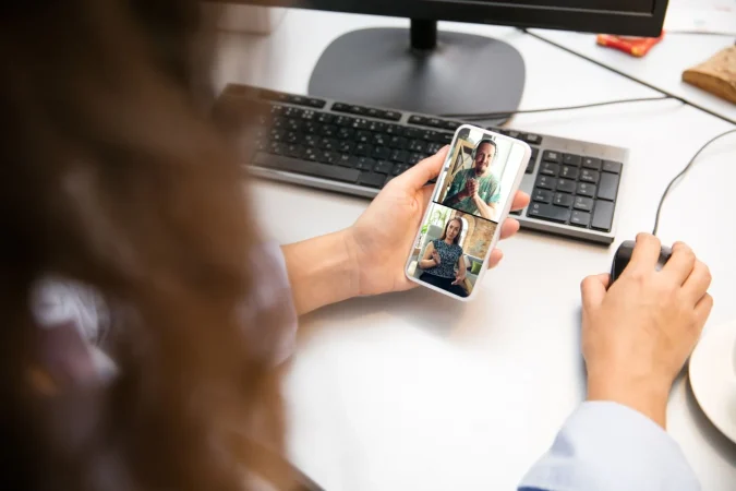 Las mejores plataformas para guardar tus fotos gratis online 46 Merca2.es remote working from home workplace home office with pc devices gadgets Merca2.es