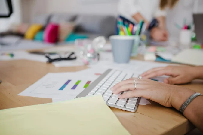 unrecognizable worker typing keyboard Merca2.es