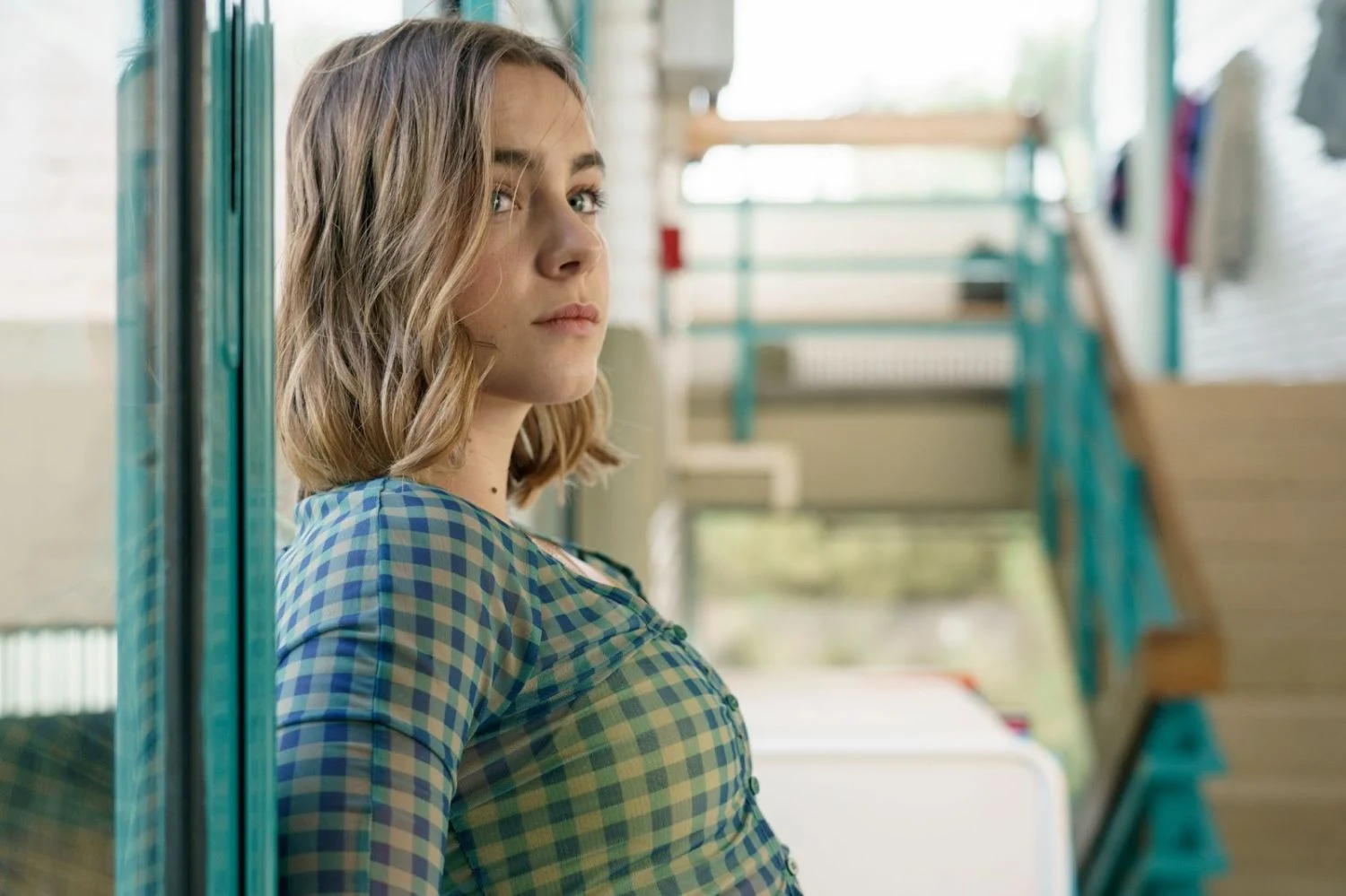 Raquel: la joven que dejará de lado su imagen perfecta, para lograr apoderarse del corazón de su vecino