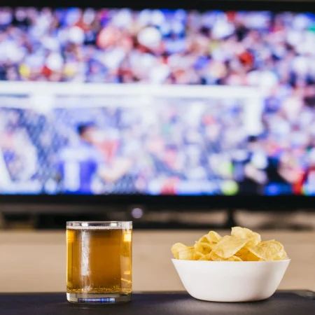 La Liga, las telecos y la piratería mediante IPTV ¿Y si bajan los precios? 88 Merca2.es watching football concept with beer chips Merca2.es