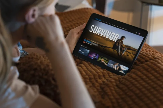 woman watching movie streaming service home Merca2.es