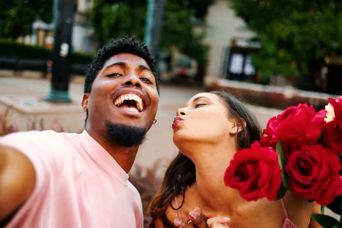 young happy couple taking a selfie on the street 2023 11 27 05 34 17 utc Merca2.es